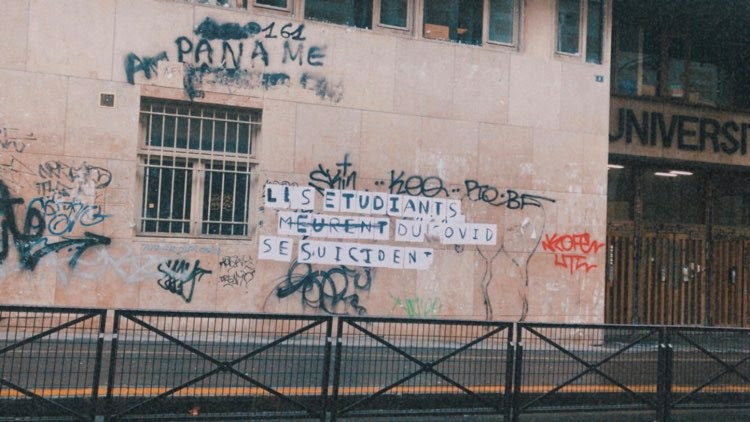 Graffiti in French about students, Covid-19 and suicide 